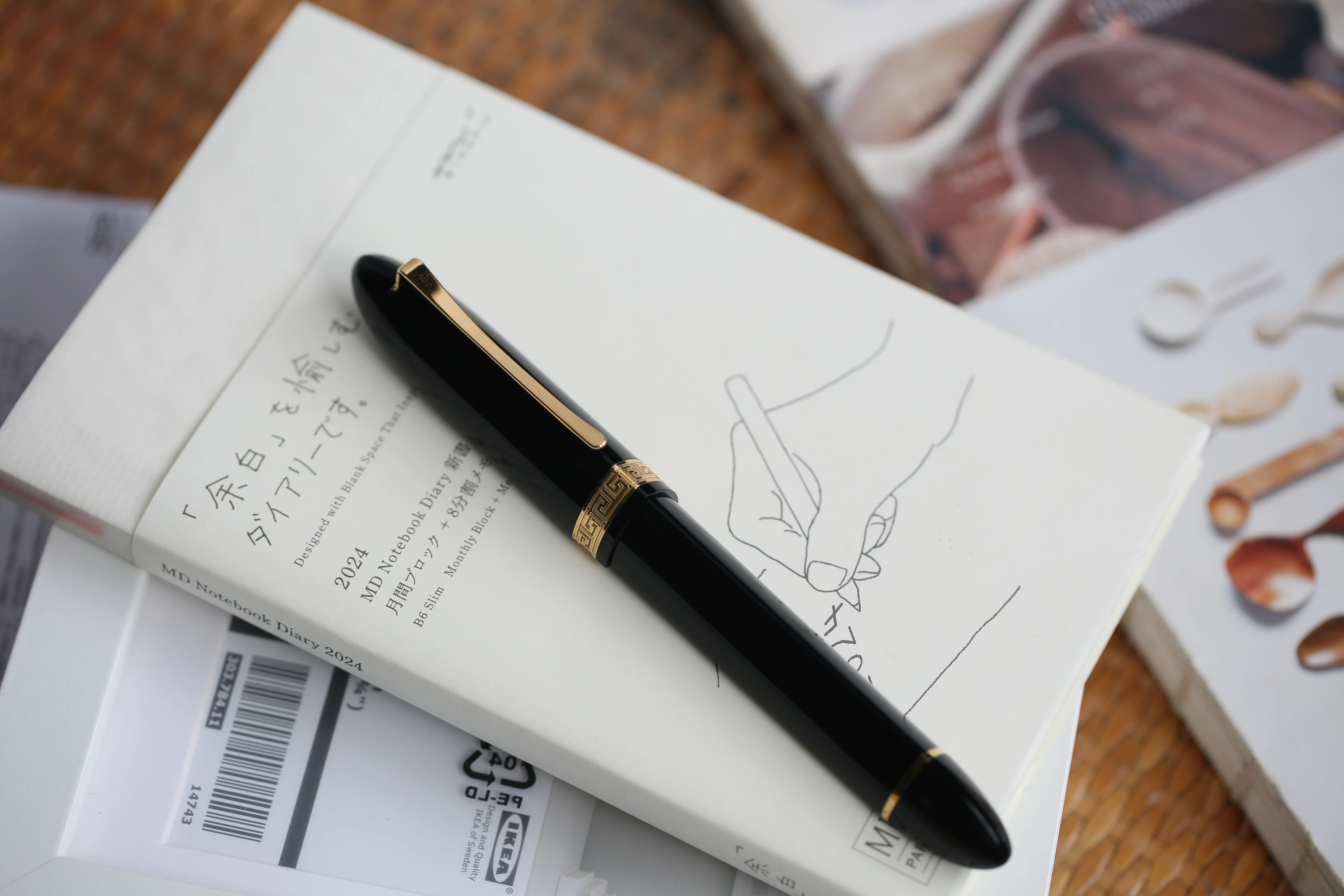 Moonman V60 Triangular Piston Fountain Pen – Ergonomic Extra Fine Writing Instrument with Resin Body And Gift Box (Black With Golden Trim & Clip) - Image 4