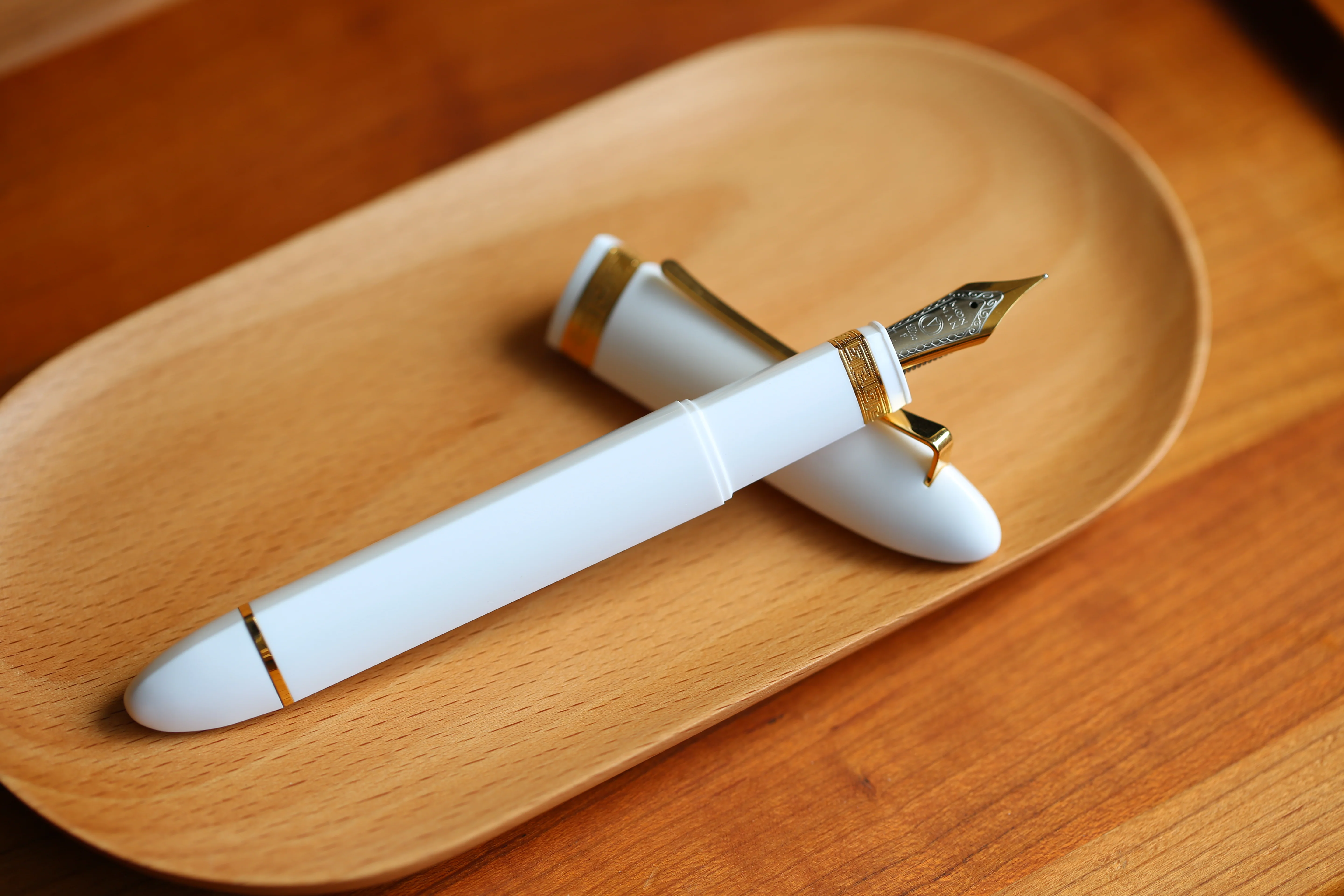 Moonman V60 Triangular Piston Fountain Pen – Ergonomic Extra Fine Writing Instrument with Resin Body And Gift Box (White With Gold Trim & Clip) - Image 10