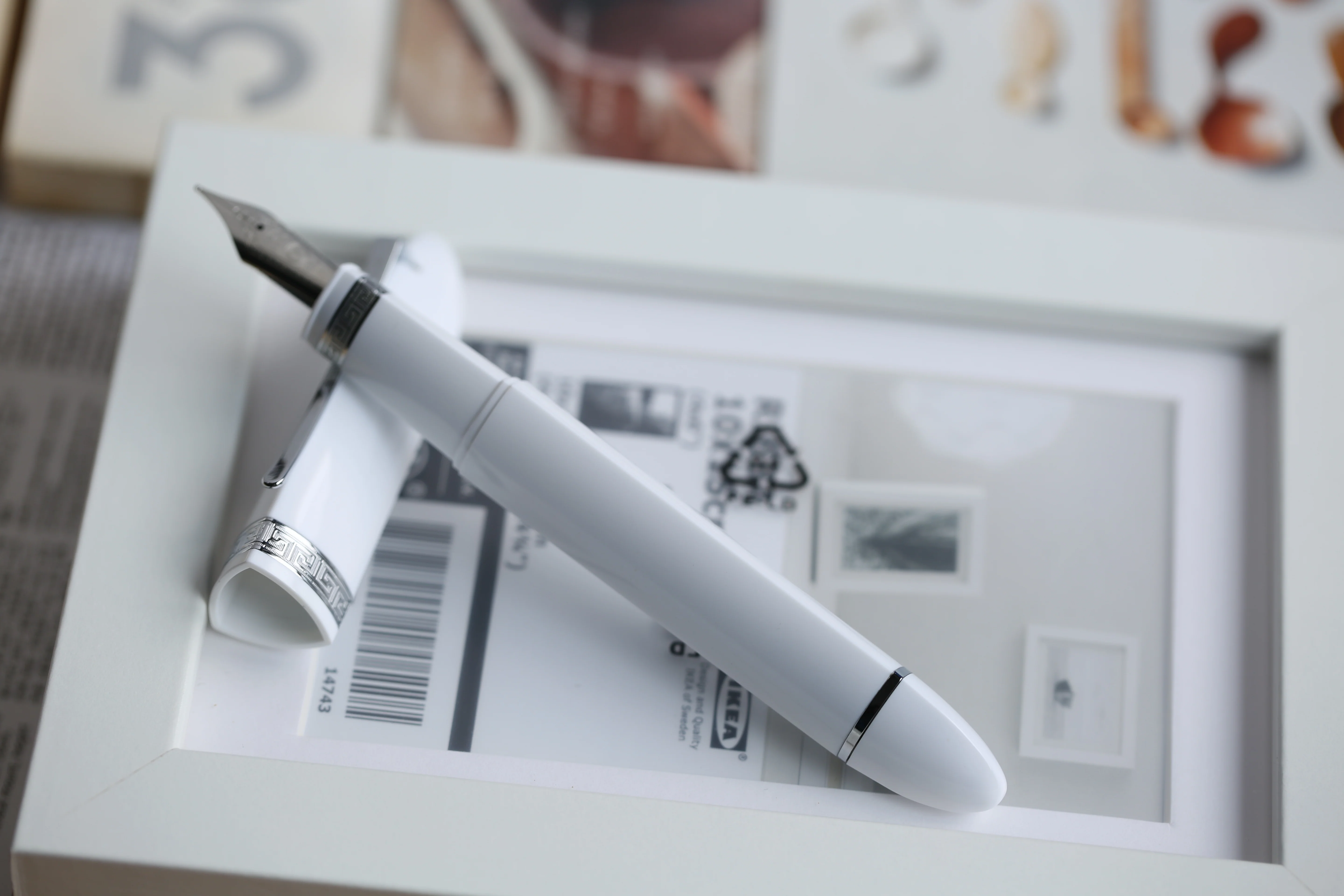 Moonman V60 Triangular Piston Fountain Pen – Ergonomic Fine Writing Instrument with Resin Body And Gift Box (White With Silver Trim & Clip) - Image 4