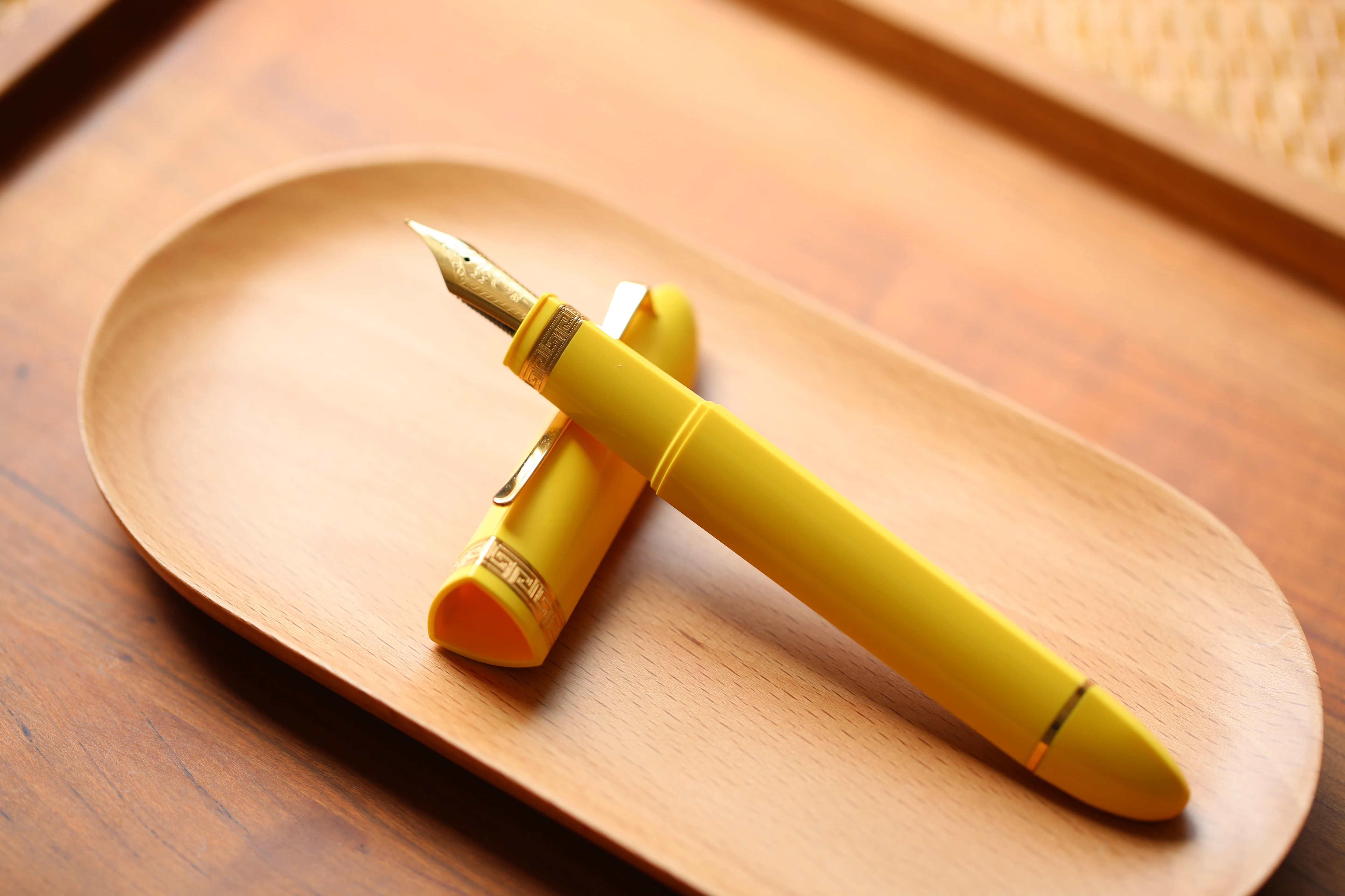 Moonman V60 Triangular Piston Fountain Pen – Ergonomic Fine Writing Instrument with Resin Body And Gift Box (Yellow With Gold Trim & Clip) - Image 5